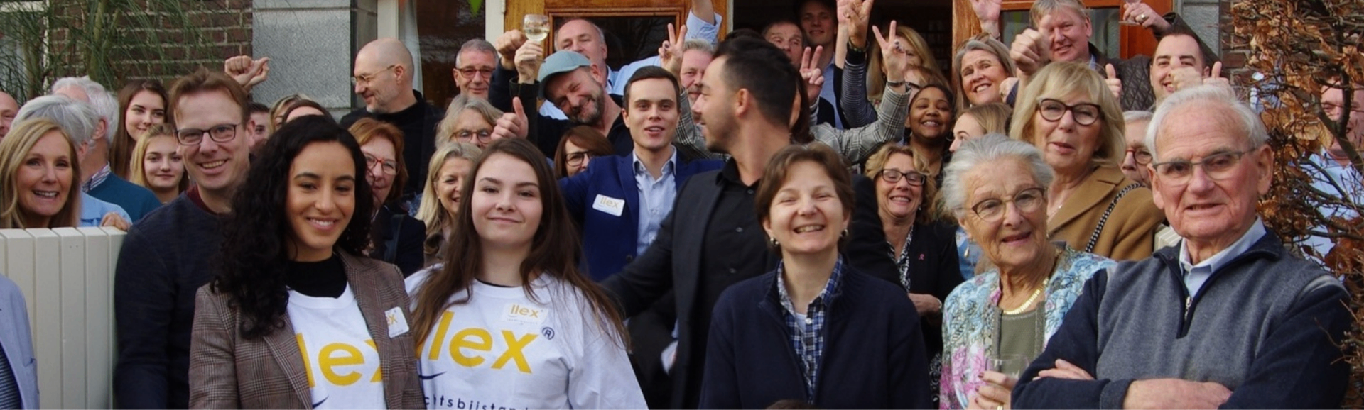 Boldog, mosolygó család, akit a LLex támogat